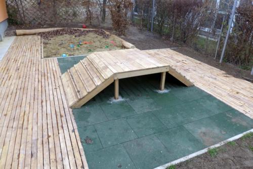 Robinie Spielplatz Kleinkind