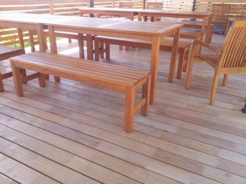 Robinie Terrassendiele 22x100 mit Sitzgarnitur aus Robinienholz